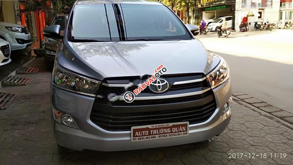 Bán Toyota Innova 2.0E đời 2016, màu bạc-0