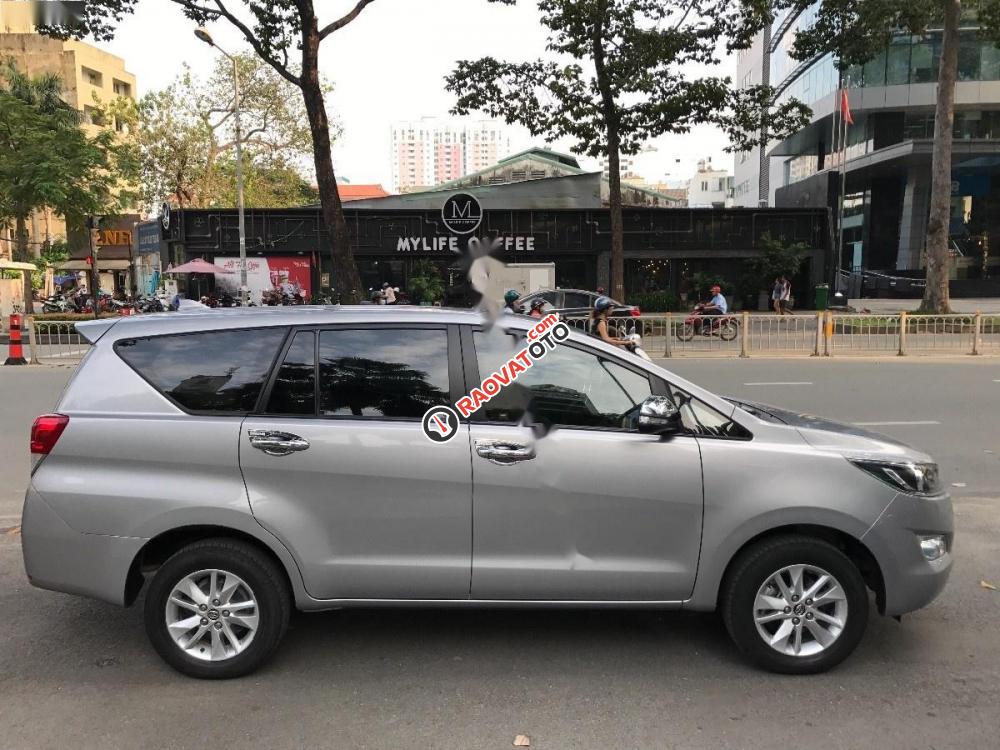 Bán Toyota Innova 2.0G sản xuất 2017, màu bạc xe gia đình, giá 805tr-7