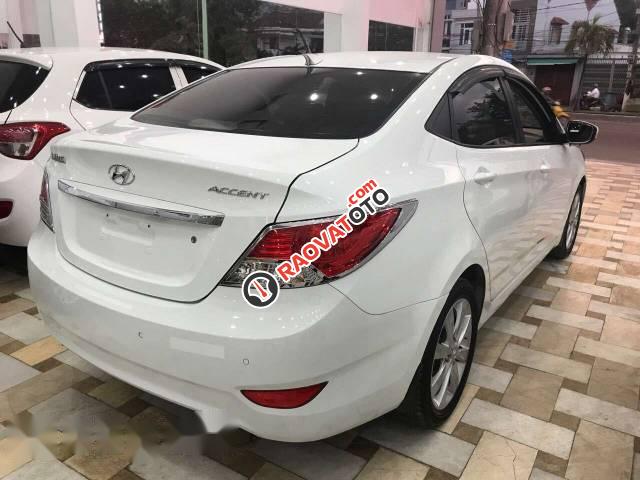 Bán xe Hyundai Accent đời 2012, màu trắng xe gia đình-2