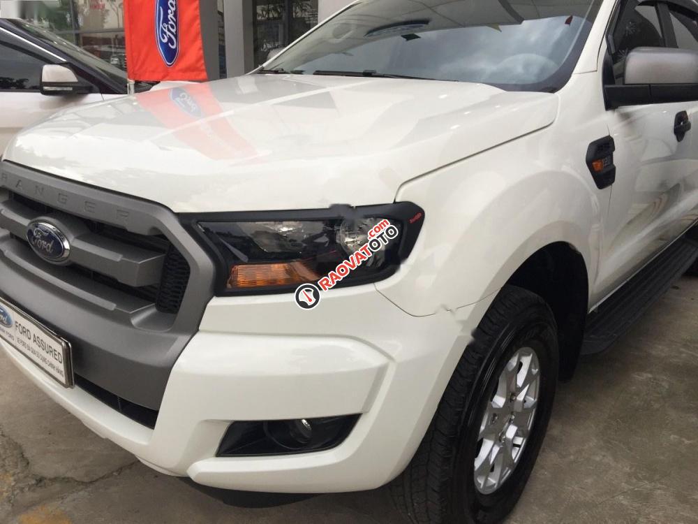 Cần bán gấp Ford Ranger XLS AT đời 2017, màu trắng, nhập khẩu số tự động, giá tốt-0