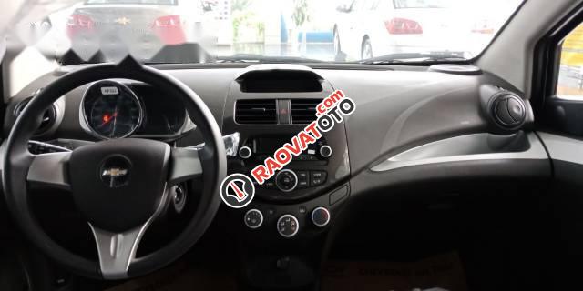 Cần bán Chevrolet Spark năm 2017, màu trắng-4