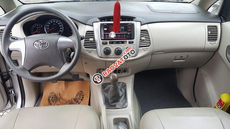 Bán ô tô Toyota Innova E đời 2015, màu bạc số sàn, 620tr-3