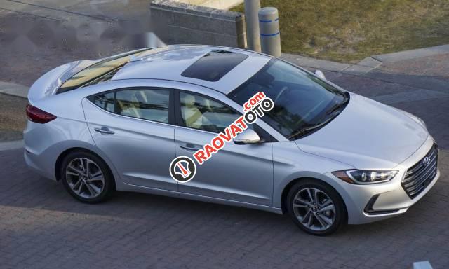 Cần bán Hyundai Elantra đời 2017, màu bạc-0