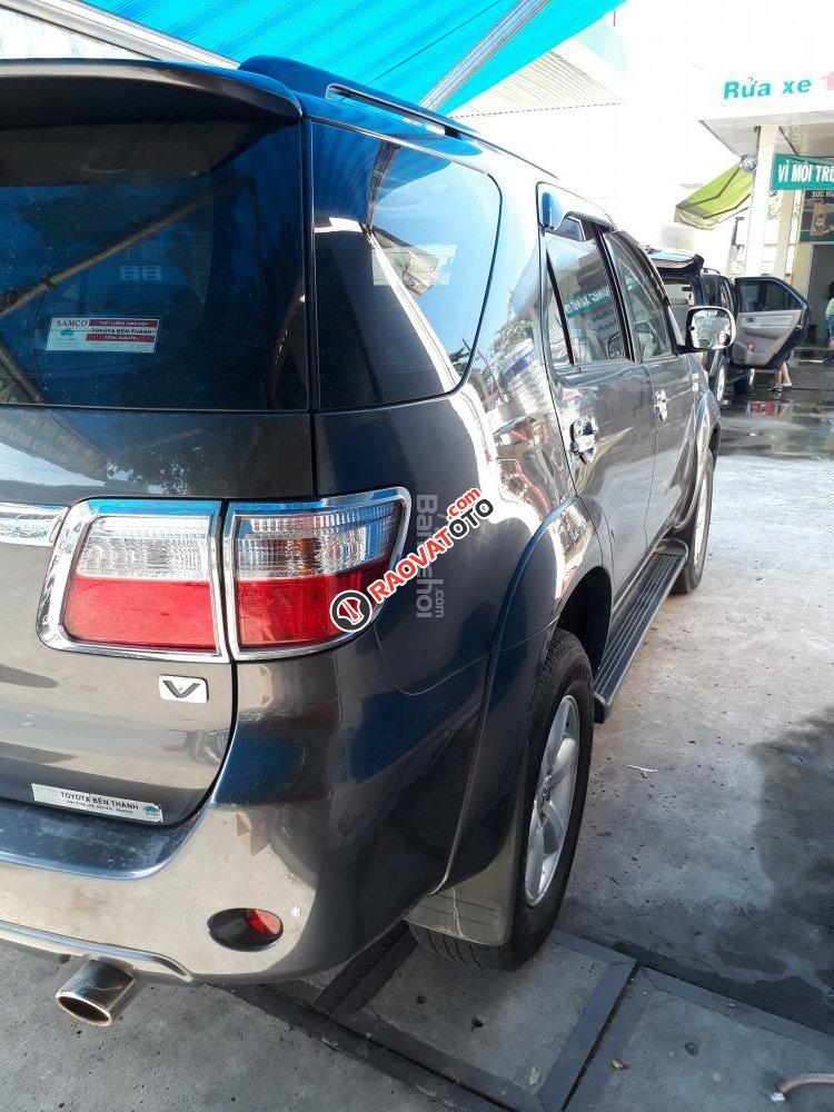 Cần bán Toyota Fortuner V AT đời 2010, màu xám số tự động-5