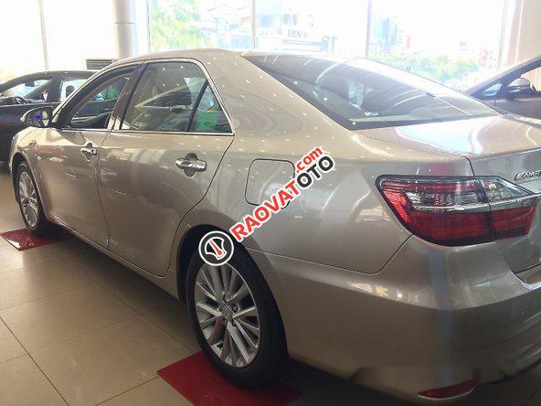 Bán xe Toyota Camry sản xuất 2017, màu nâu vàng, giá cạnh tranh-6