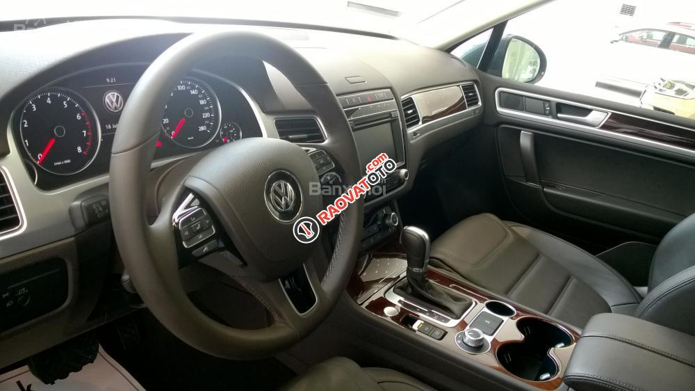 Bán ô tô Volkswagen Touareg GP màu bạc, nhập khẩu Đức, cam kết giá tốt.. Tặng BHVC+dán 3M, LH Hương 0902.608.293-7