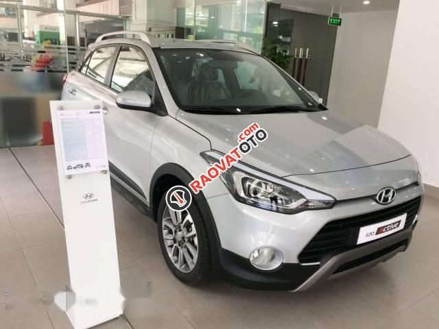 Cần bán Hyundai i20 Active đời 2017, màu bạc-2