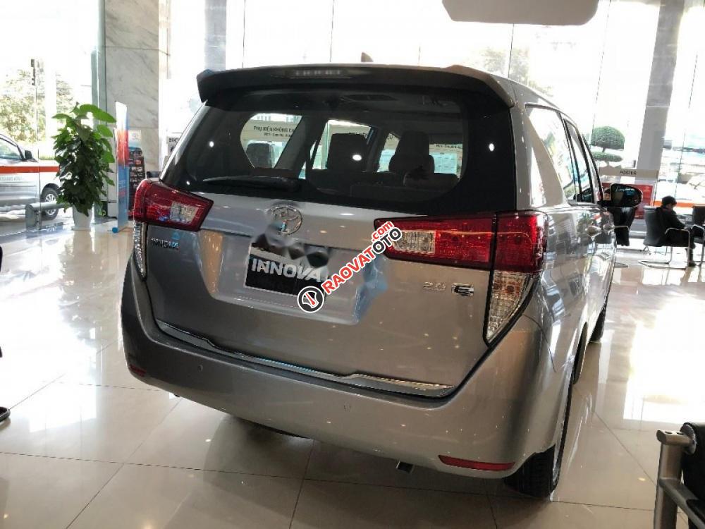 Bán ô tô Toyota Innova 2017, màu bạc-2