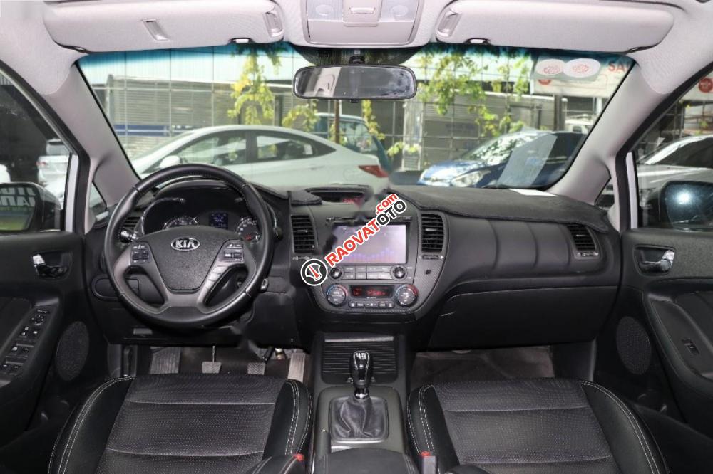 Cần bán xe Kia K3 1.6MT đời 2015, màu bạc-0