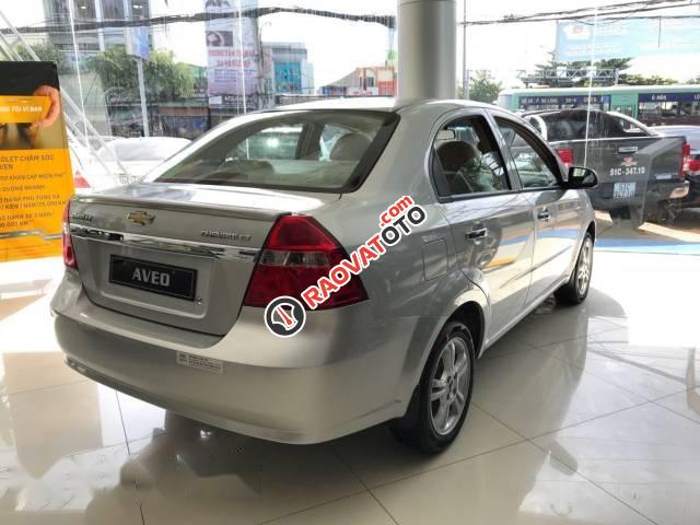 Bán ô tô Chevrolet Aveo sản xuất 2017, màu bạc-0