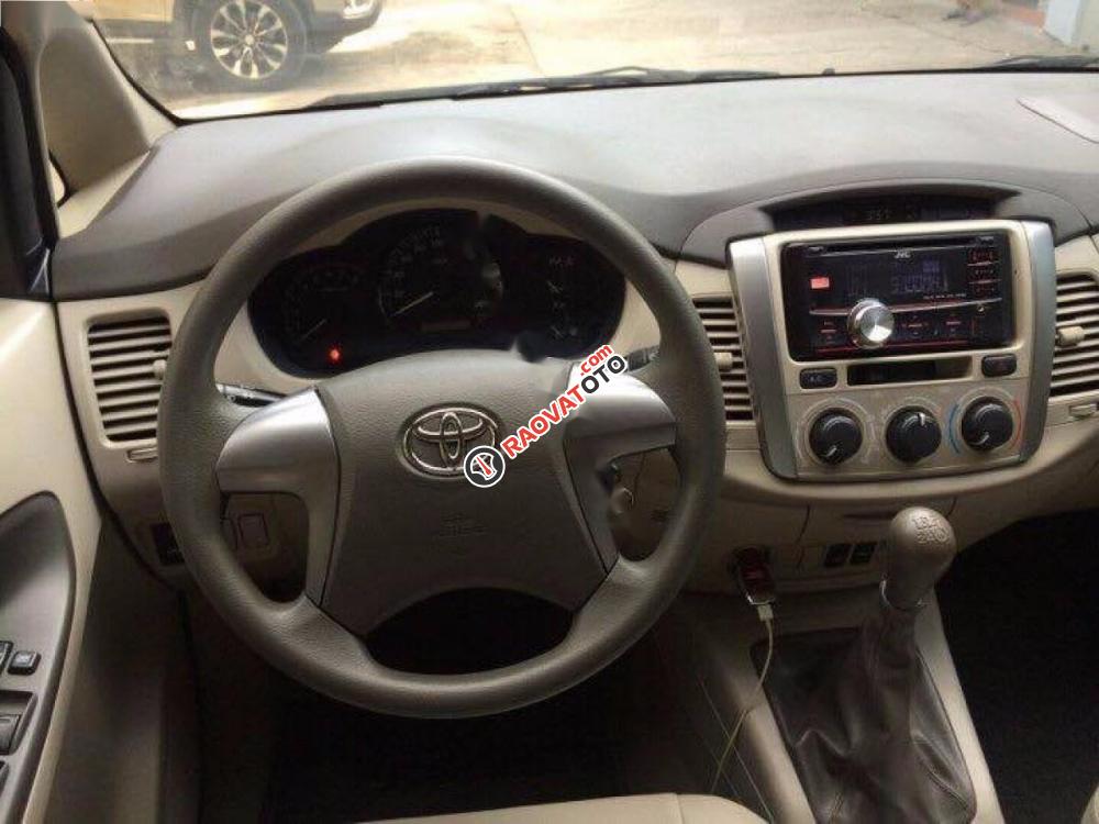 Bán ô tô Toyota Innova 2.0E đời 2014, màu bạc, số sàn giá cạnh tranh-4