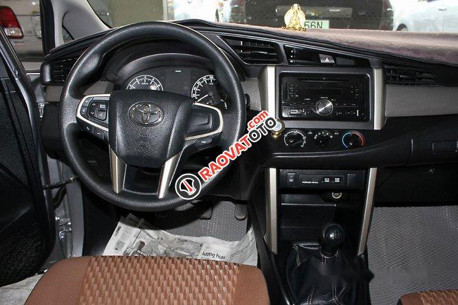 Bán Toyota Innova 2.0E đời 2016, màu bạc số sàn-10