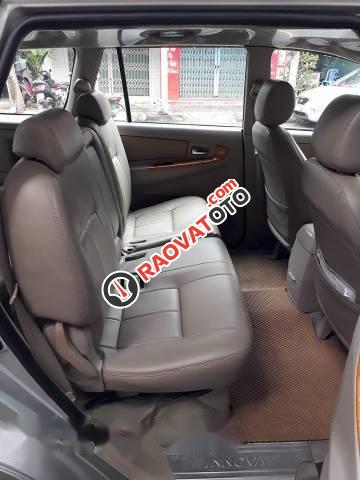 Bán Toyota Innova năm 2010, màu bạc xe gia đình, giá tốt-3