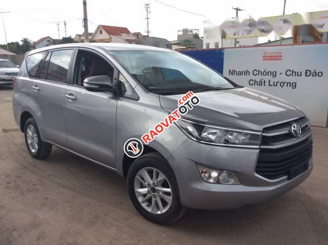 Bán xe Toyota Innova 2.0E đời 2017, màu bạc-1