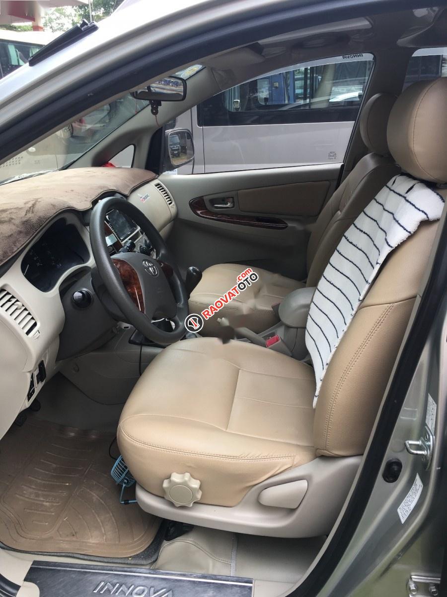 Bán Toyota Innova 2.0E năm 2014, màu bạc chính chủ, 575tr-2