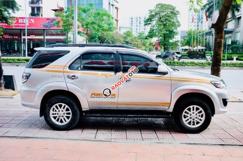 Bán xe Toyota Fortuner V 2012, màu bạc-6