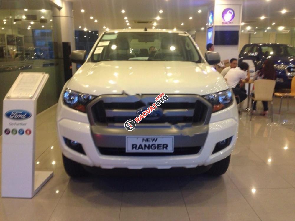 Bán xe Ford Ranger XLS 2.2L 4x2 AT đời 2017, màu trắng, nhập khẩu, giá tốt-1