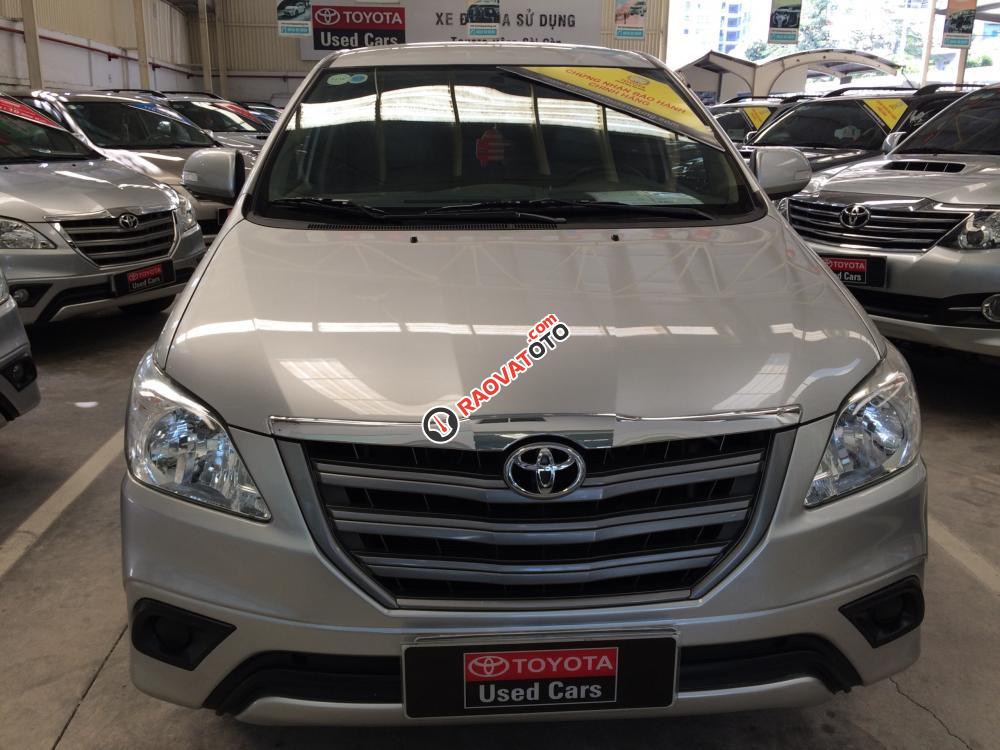 Cần bán Toyota Innova 2.0E sản xuất 2016, màu bạc quá mới-6