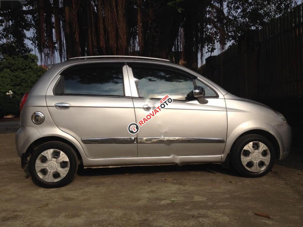 Cần bán gấp Chevrolet Spark 2010, màu bạc-0