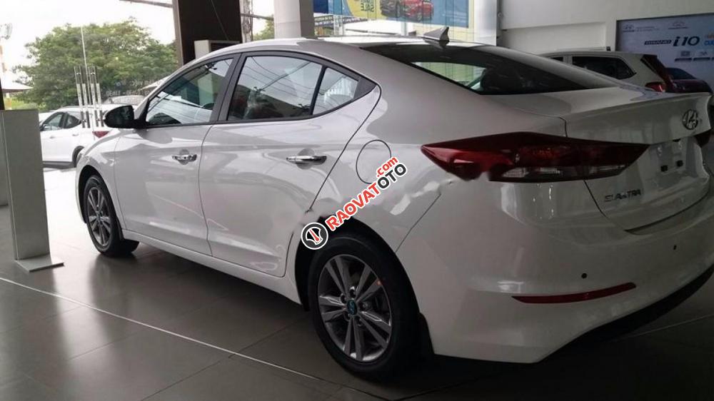 Bán xe Hyundai Elantra đời 2017, màu trắng-0