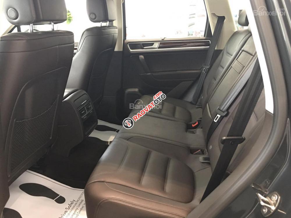 Bán ô tô Volkswagen Touareg GP màu bạc, nhập khẩu Đức, cam kết giá tốt.. Tặng BHVC+dán 3M, LH Hương 0902.608.293-4