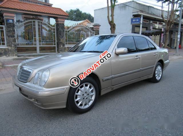 Cần bán gấp Mercedes E240 2000, màu vàng số tự động-1