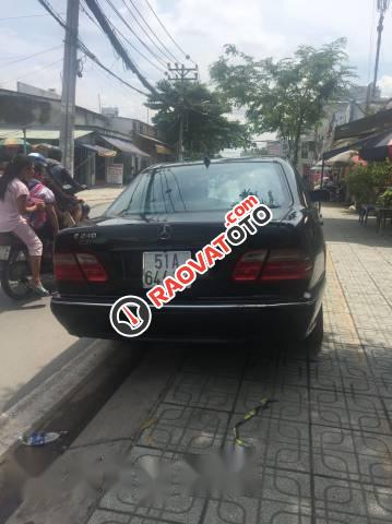 Bán xe Mercedes E240 đời 2001, màu đen chính chủ, giá 220tr-0