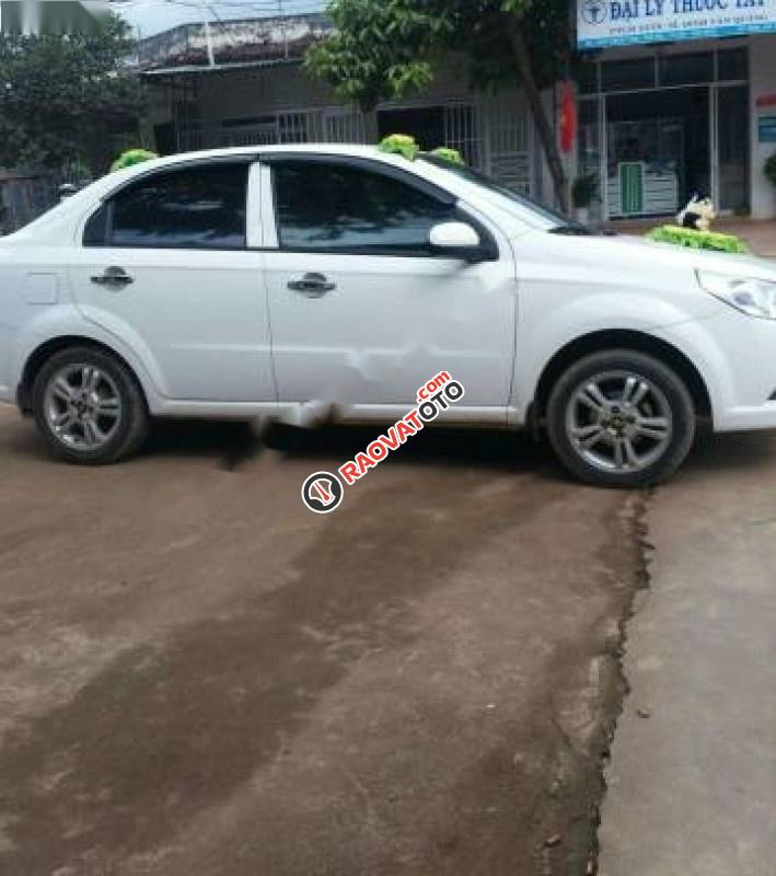 Cần bán xe Chevrolet Aveo đời 2015, màu trắng số sàn, giá 350tr-1