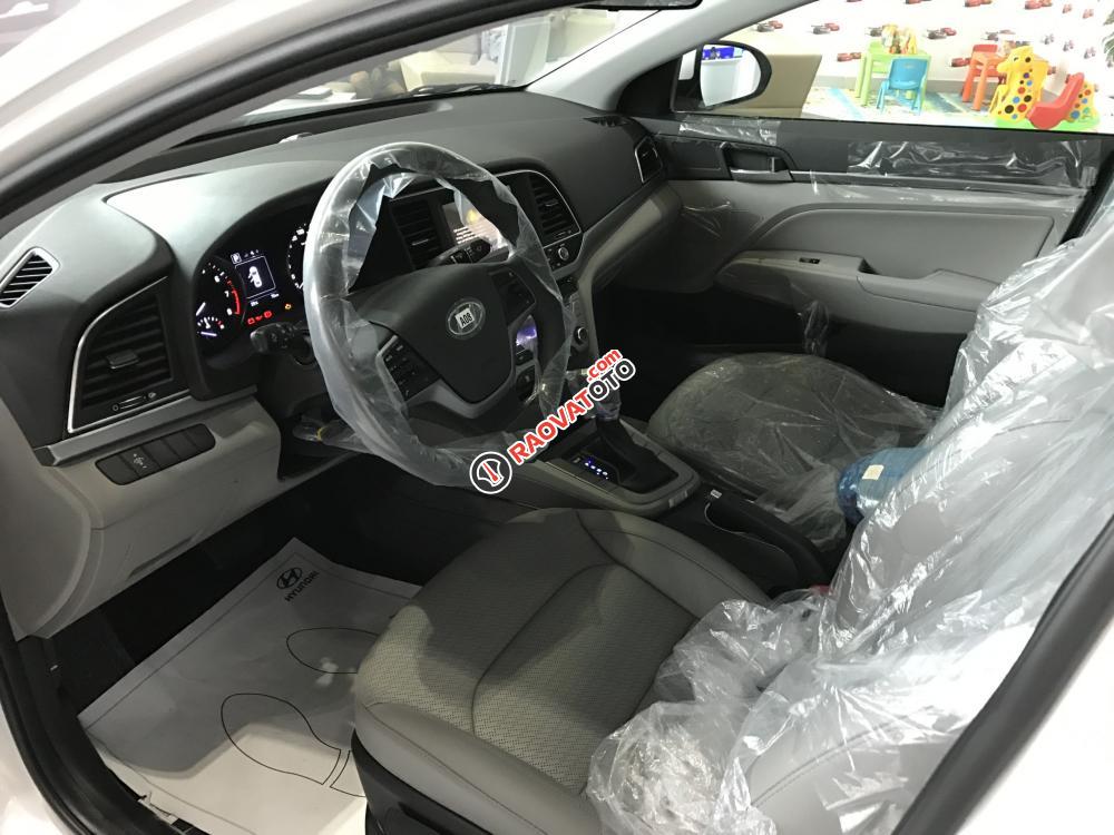 Xe Hyundai Elantra, màu trắng - Đà Nẵng, giảm  giá 80 triệu, chỉ còn 549 triệu, Lh: 0941 295 79-7