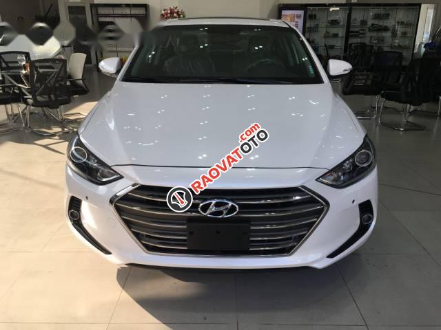 Bán xe Hyundai Elantra 2.0AT năm 2017, màu trắng-0