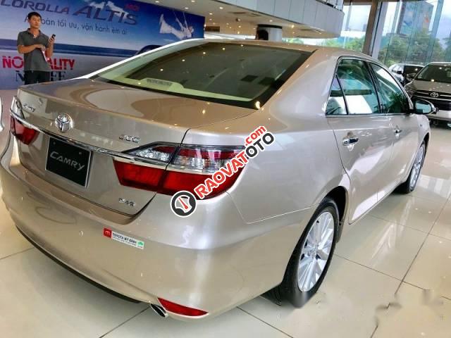 Bán Toyota Camry 2.0E 2017, màu vàng, 977tr-2