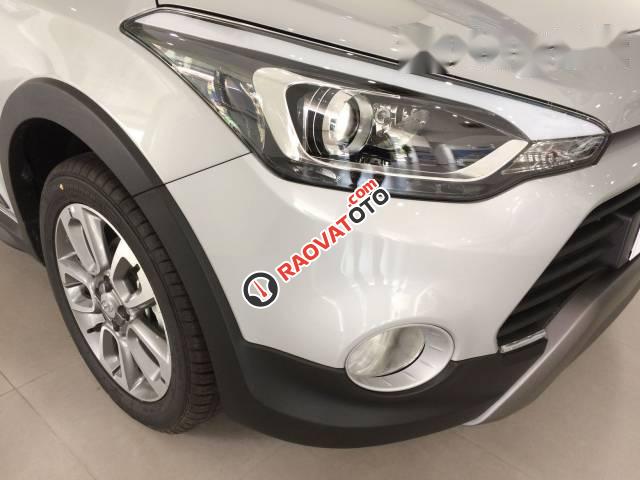 Cần bán Hyundai i20 Active đời 2017, màu bạc-3