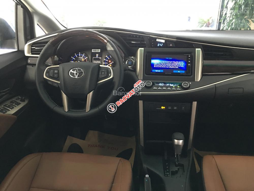 Toyota Long Biên bán xe Innova 2.0V 2018, giảm giá khủng, đủ màu giao ngay: 0948057222-5