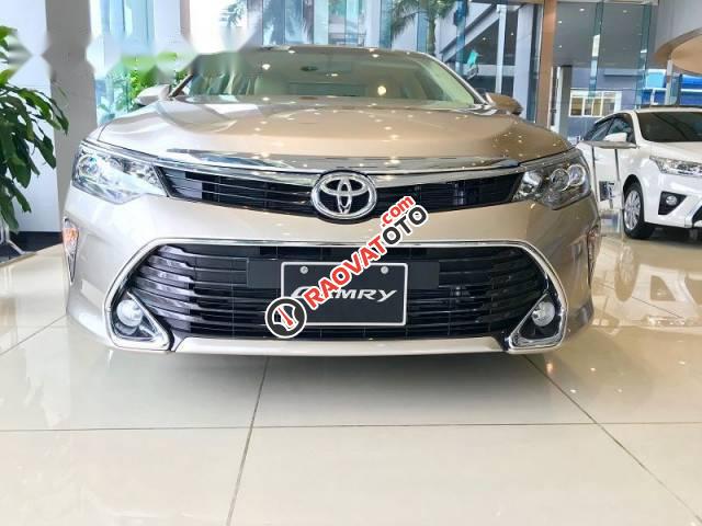 Bán Toyota Camry 2.0E 2017, màu vàng, 977tr-0