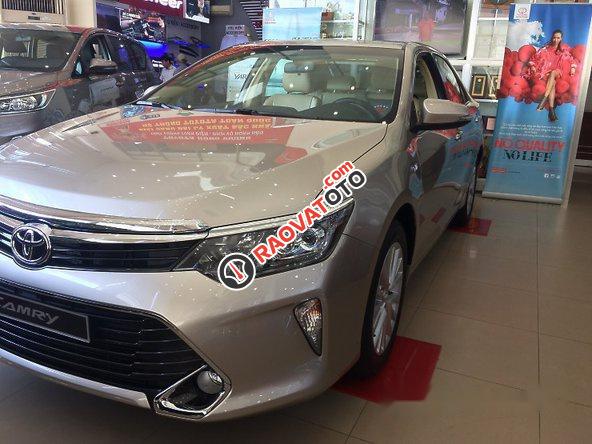 Bán xe Toyota Camry sản xuất 2017, màu nâu vàng, giá cạnh tranh-1