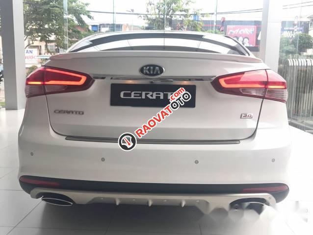 Bán xe Kia Cerato sản xuất 2017, màu trắng, giá tốt-1