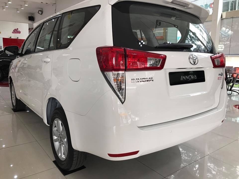 Bán Toyota Innova năm 2017, màu trắng, xe nhập-6