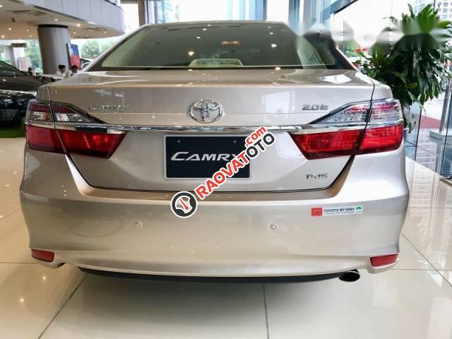 Bán Toyota Camry 2.0E 2017, màu vàng, 977tr-5