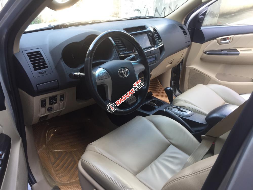 Bán xe Toyota Fortuner 2015, tự động, xám bạc xe một chủ trùm mền-6