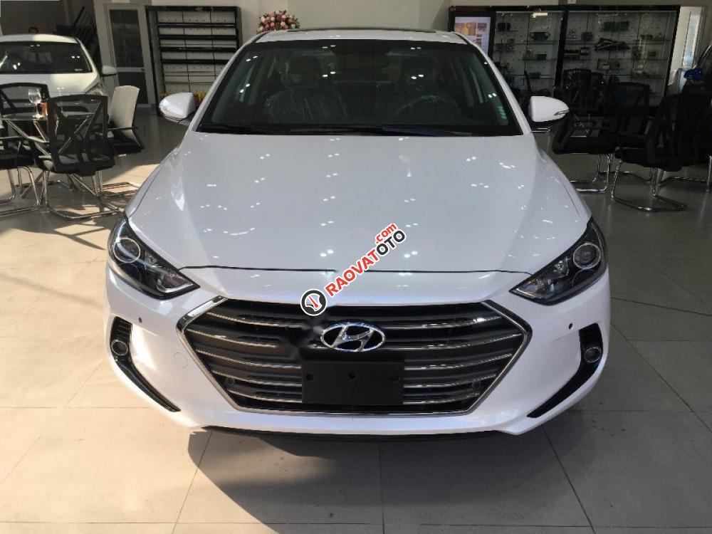 Bán Hyundai Elantra 2.0AT đời 2017, màu trắng, giá chỉ 749 triệu-0