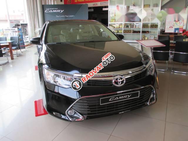 Bán xe Toyota Camry sản xuất 2017, màu đen-0