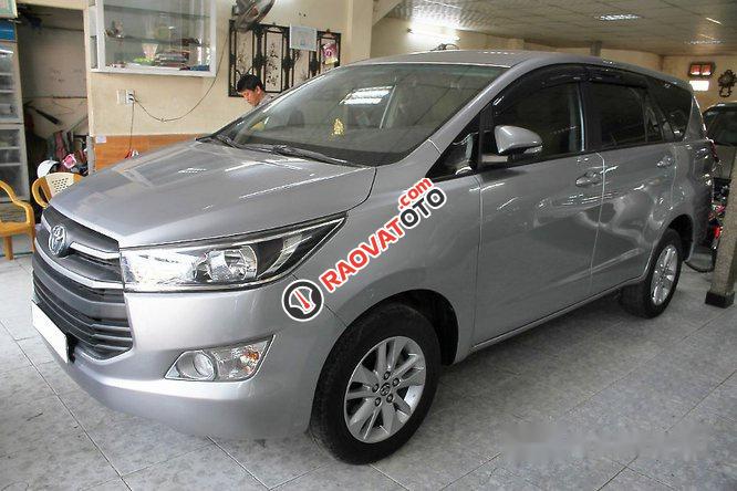 Bán Toyota Innova 2.0E đời 2016, màu bạc số sàn-1