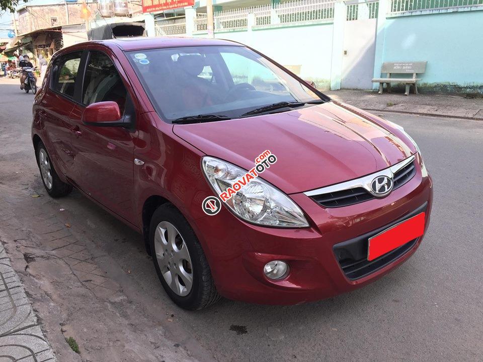 Nhà mình cần bán xe Hyundai I20 AT màu đỏ 2012-2