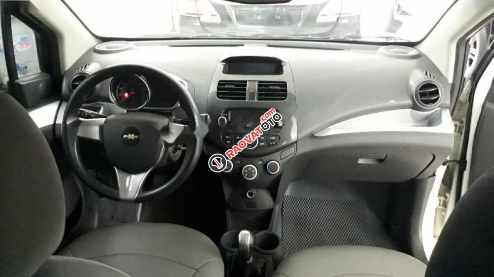 Cần bán gấp Chevrolet Spark đời 2015, màu trắng chính chủ-5