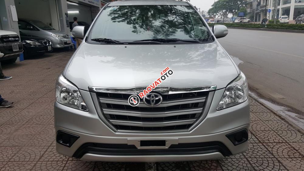 Bán Toyota Innova E sản xuất 2015, màu bạc, 620tr-0