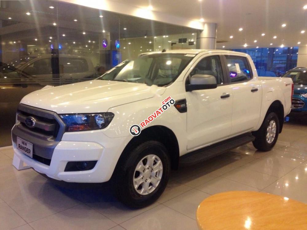 Bán xe Ford Ranger XLS 2.2L 4x2 AT đời 2017, màu trắng, nhập khẩu, giá tốt-0