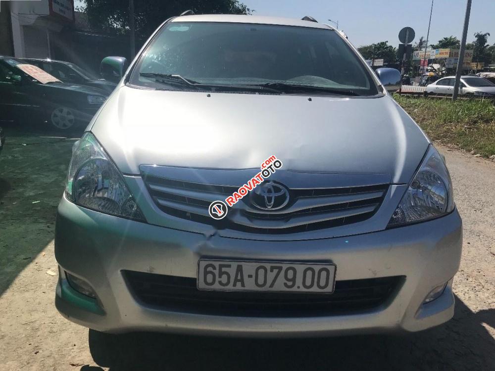 Cần bán gấp Toyota Innova G đời 2009, màu bạc xe gia đình-0