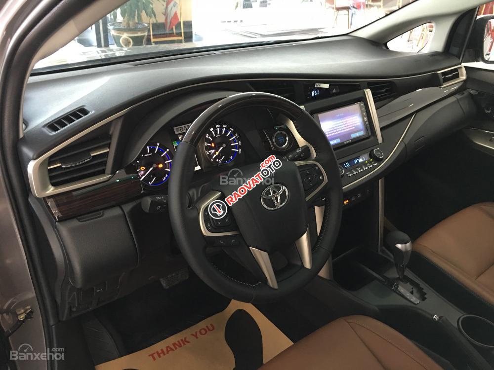 Toyota Long Biên bán xe Innova 2.0V 2018, giảm giá khủng, đủ màu giao ngay: 0948057222-7