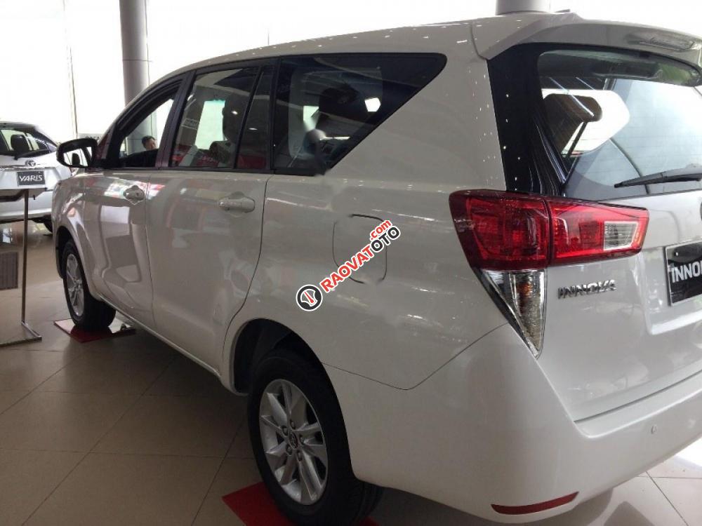 Bán Toyota Innova E đời 2017, màu trắng-8