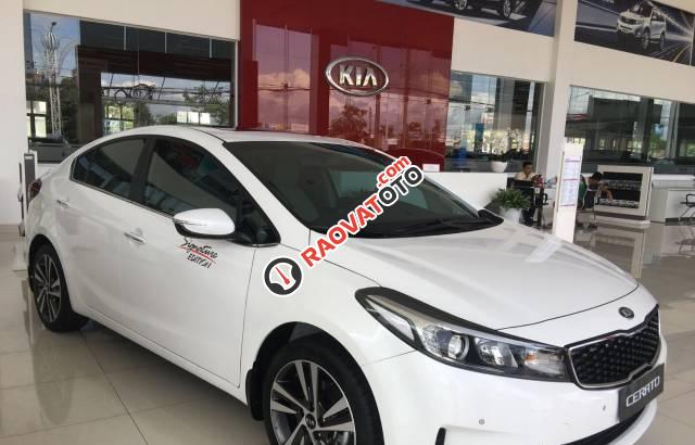 Cần bán xe Kia Cerato đời 2017, màu trắng-0